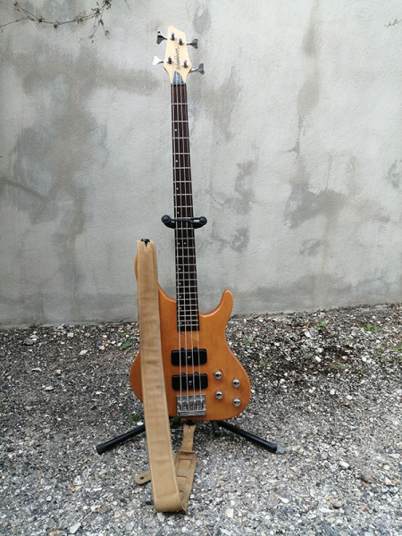 Photo : Basse          active Washburn 4 c XB400 + housse