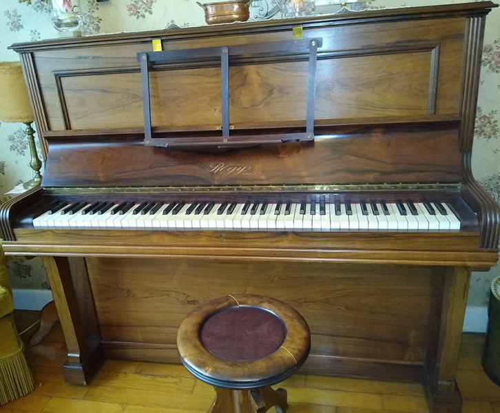 Photo : Piano   droit    REGY a accorder