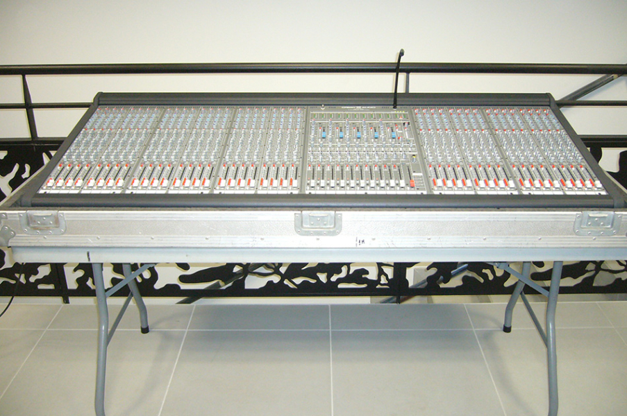 Photo : Console         Crest Audio HP eight 40x8x2