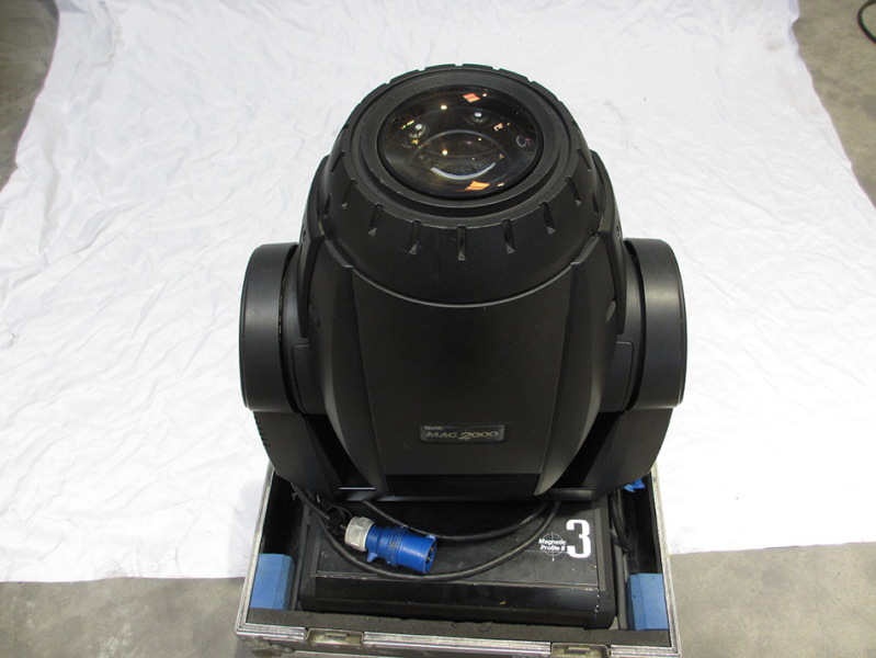 Photo : Lyre             Martin MAC 2000