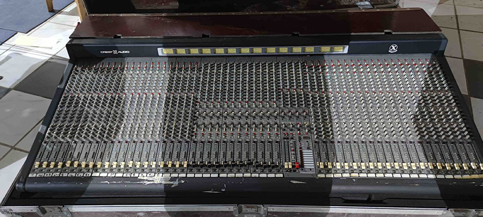 Photo : CREST    AUDIO   X MONITOR 40 x 12