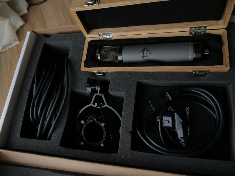 Photo : Microphone     statique a lampe Telefunken Ar51