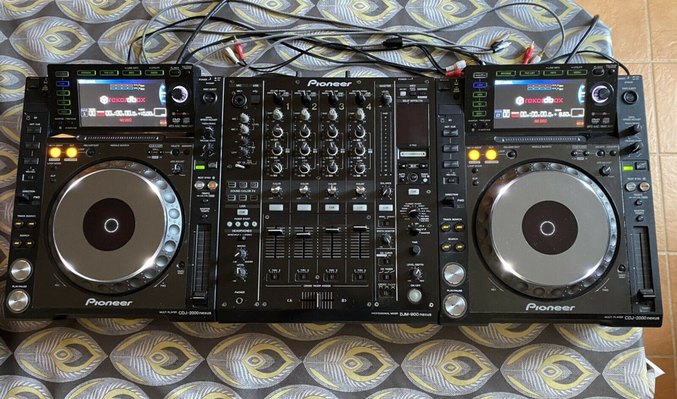 Photo : Pioneer    DJM   900 et 2 CDJ 2000