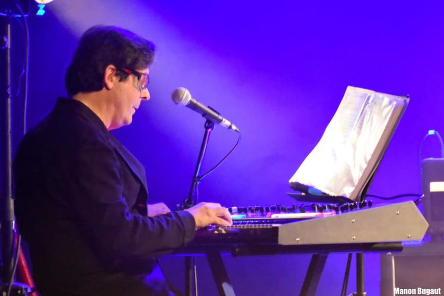 Photo : Clavier Bassiste Chanteur cherche groupe artiste