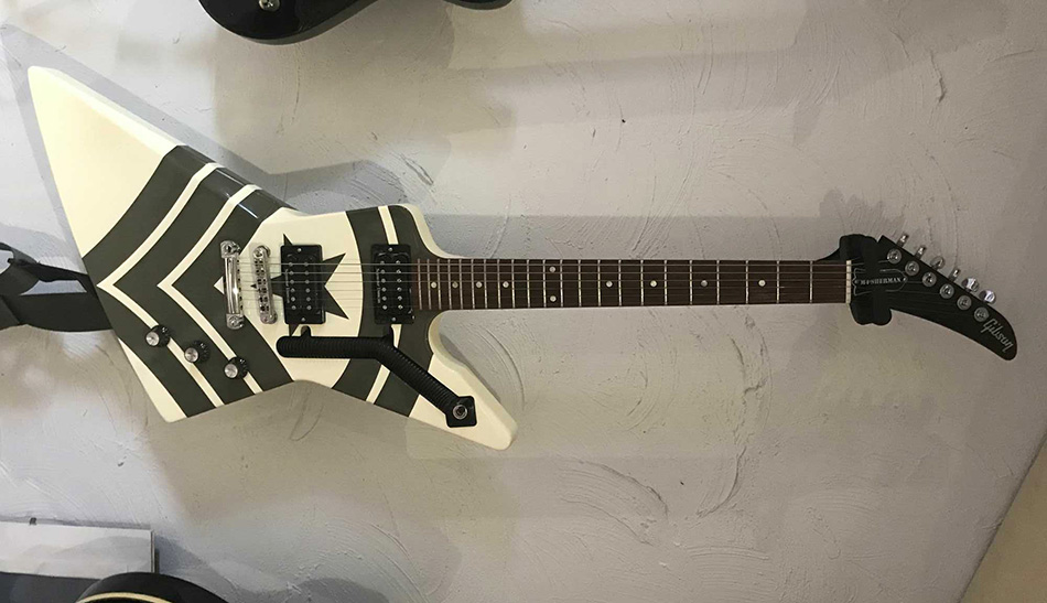 Photo : Gibson          Explorer signature Jason Hook