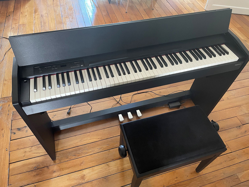 Photo : Roland          F120 noir satine