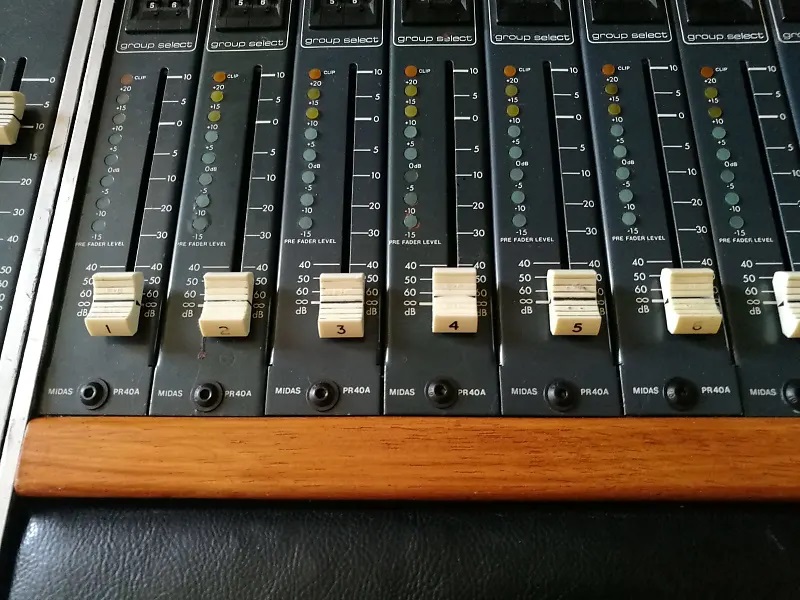 Photo : Console        Midas Pro04a + Bac extension