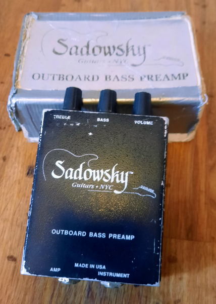 Photo : Sadowsky         preampli externe