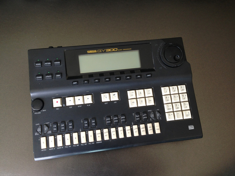 Photo : YAMAHA arrangeur QY 300