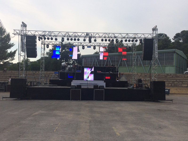 Photo : Line    array    pro JBL 12 boites + amplis Crown