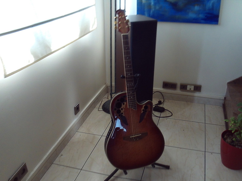 Photo : Guitare Ovation  CC268