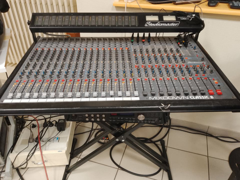 Photo : Console    STUDIOMASTER MIXDOWN CLASSIC 8
