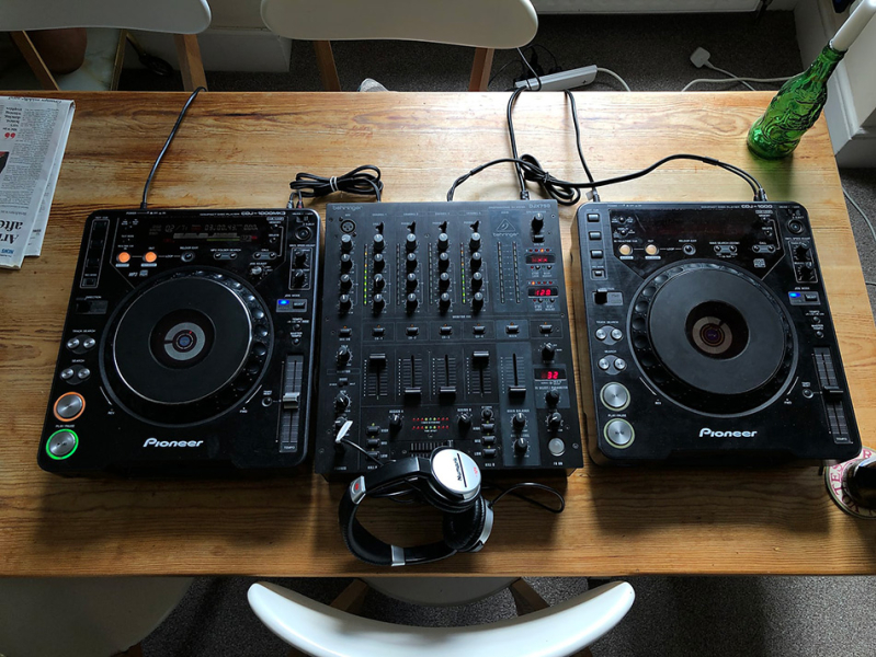 Photo : Pioneer    CDJ   1000 mk3 x2 et 1 Mixer Djx 750