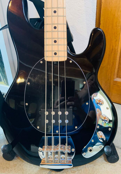 Photo : Sterling Music Man 4 cordes + etui