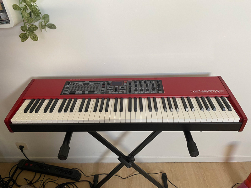 Photo : Clavier         Nord Electro 5HP 73 touches