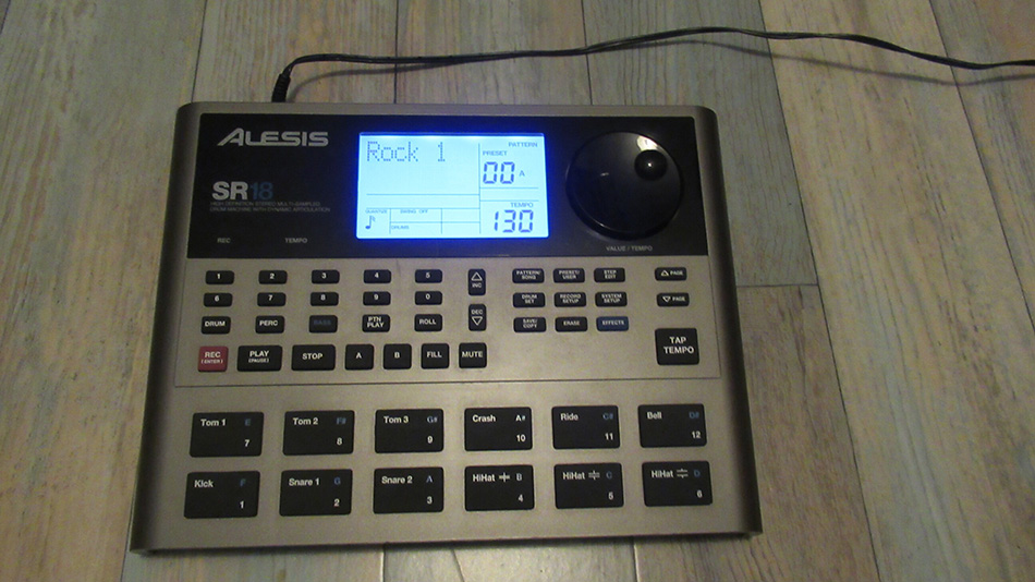 Photo : Alesis         SR18 + boite origine