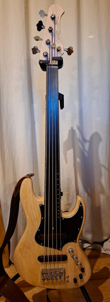 Photo : XOTIC            XJ1T5 FRETLESS
