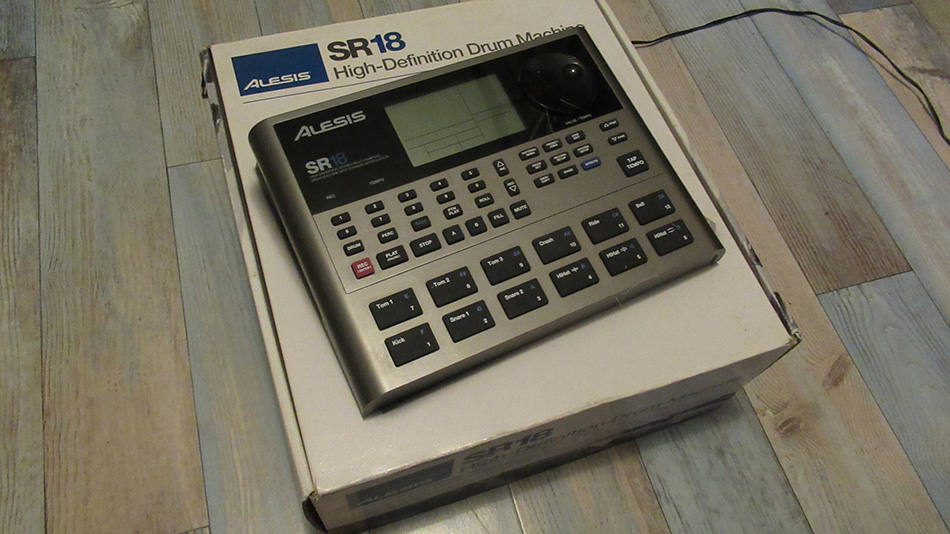 Photo : Alesis         SR18 Boite a rythme professionnelle