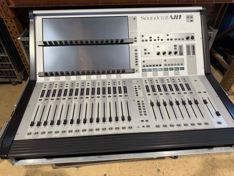 Photo : Soundcraft      Vi1 + Stage box 32x8 Madi